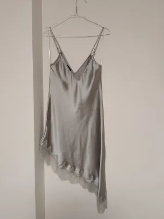 Vestido satinado asimétrico encaje