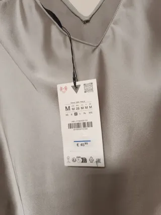 Vestido satinado asimétrico encaje