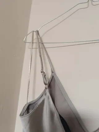 Vestido satinado asimétrico encaje