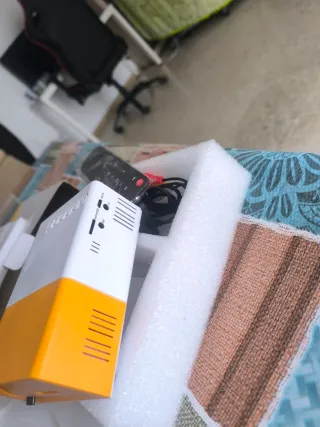 Proyector LED Blanco y Amarillo sin usar