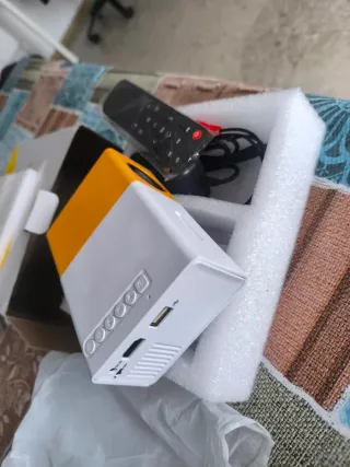 Proyector LED Blanco y Amarillo sin usar