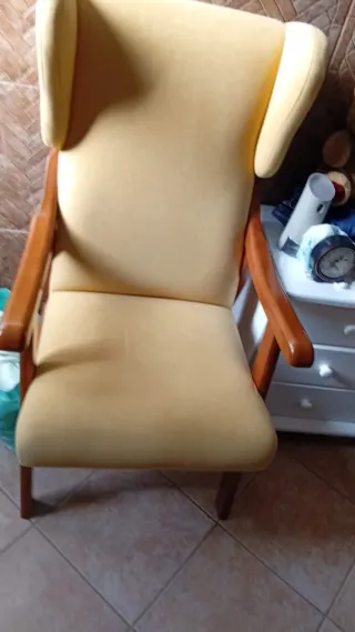 2 Sillónes tapizados tela y madera.