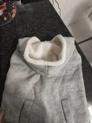 Abrigo perro gris con capucha