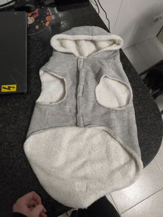 Abrigo perro gris con capucha