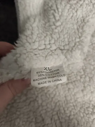 Abrigo perro gris con capucha