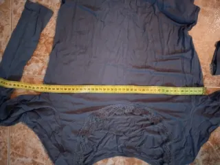 Camiseta gris manga larga con encaje