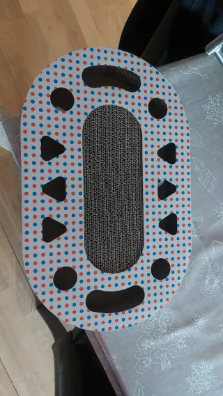 Rascador para gatos con diseño de lunares