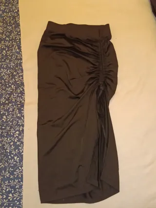 Falda larga negra ajustada con fruncido