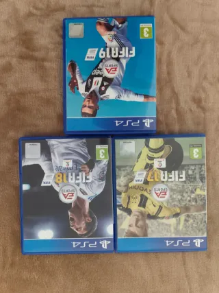 Pacchetto 3 Giochi FIFA PS4: 17, 18, 19