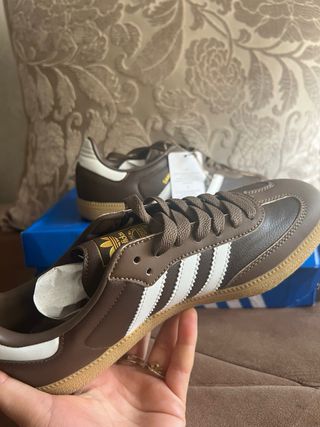 Zapatillas Adidas Marrones y Blancas
