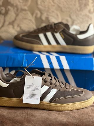 Zapatillas Adidas Marrones y Blancas