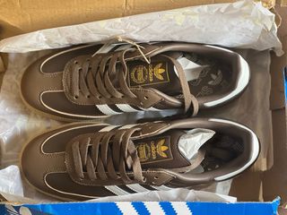 Zapatillas Adidas Marrones y Blancas