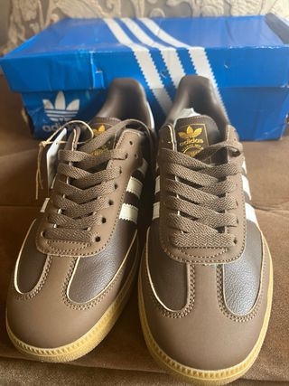 Zapatillas Adidas Marrones y Blancas