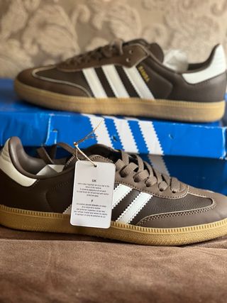 Zapatillas Adidas Marrones y Blancas