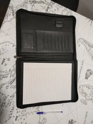 Portadocumentos de cuero negro.