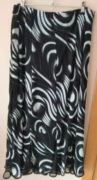 Falda larga estampada blanco y negro