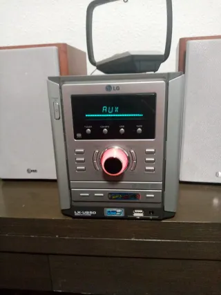 Equipo de música con tocadiscos y altavoces