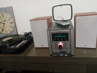 Equipo de música con tocadiscos y altavoces
