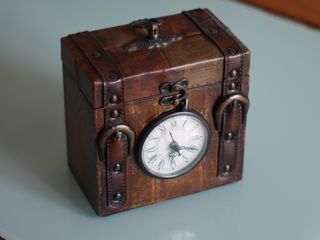 Reloj de mesa baúl con almacenaje