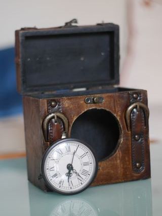 Reloj de mesa baúl con almacenaje