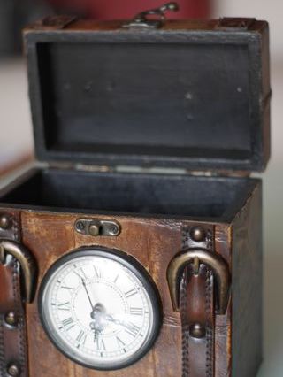 Reloj de mesa baúl con almacenaje