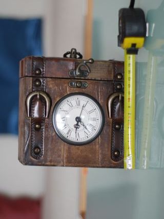 Reloj de mesa baúl con almacenaje