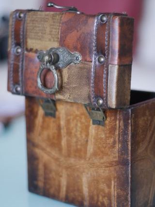 Reloj de mesa baúl con almacenaje