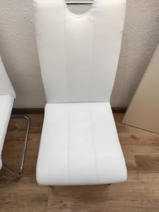 2 Sillas Polipiel Blancas, recién tapizadas.