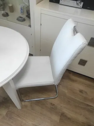 2 Sillas Polipiel Blancas, recién tapizadas.