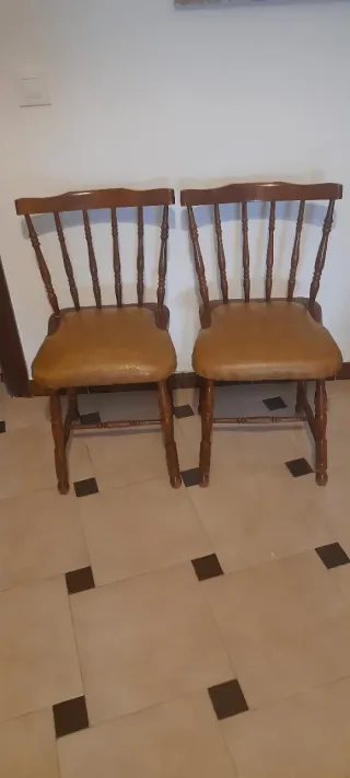 Juego de 2 Sillas de Madera y Cuero