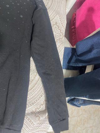 Sudadera negra con estrellas