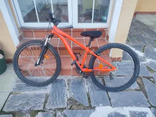 Bicicleta de montaña con muy poco uso