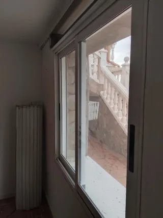 VENTANA DE EXTERIOR con Persiana