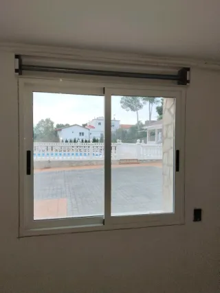 VENTANA DE EXTERIOR con Persiana
