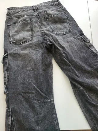 Pantalón baggy gris con bolsillos