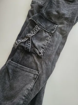 Pantalón baggy gris con bolsillos