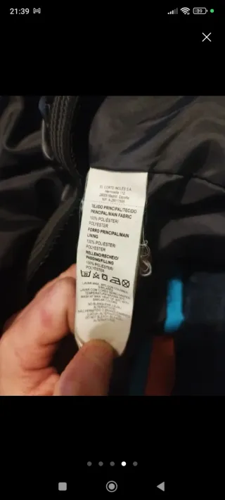 Abrigo de nieve azul y negro