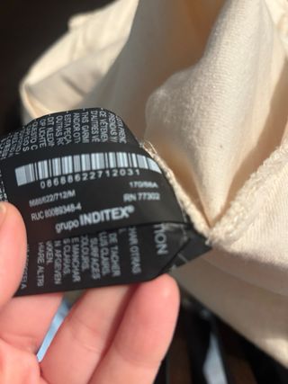 Vestido midi beige manga abullonada de Zara