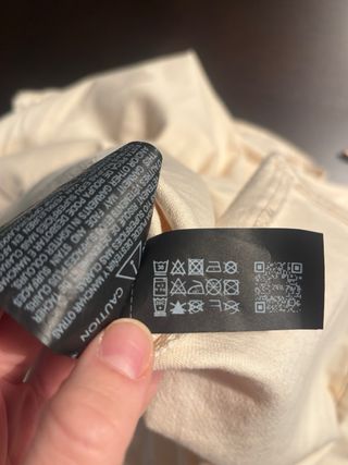 Vestido midi beige manga abullonada de Zara