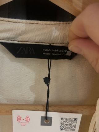 Vestido midi beige manga abullonada de Zara