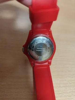 Reloj de pulsera rojo con la bandera de España