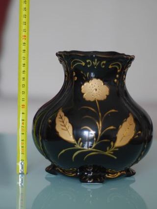 Jarrón Negro y Dorado Decorativo