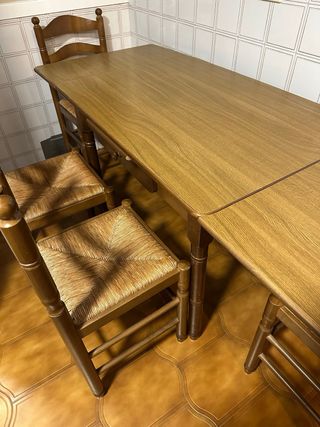 Mesa de comedor extensible con 4 sillas