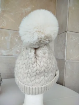Bonito Gorro de lana con pompón de pelito