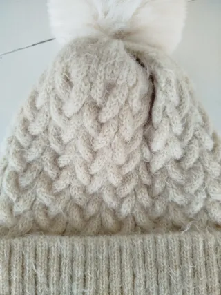 Bonito Gorro de lana con pompón de pelito