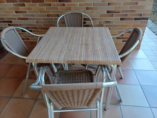Mesa y 4 sillas exterior