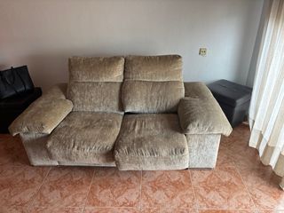 Sofá de tela beige y marrón