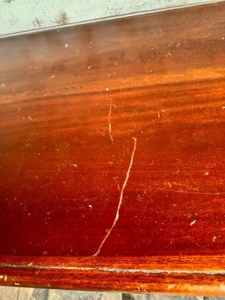 Mesa baja de madera estilo clásico