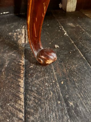 Mesa baja de madera estilo clásico