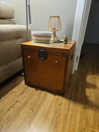 Baúl de mesa de madera y metal